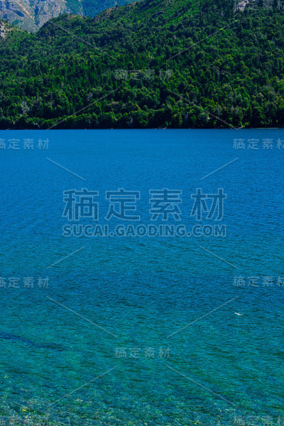 古铁雷斯湖和山脉的景色。巴里洛切
