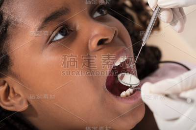 《看牙医的非洲女孩