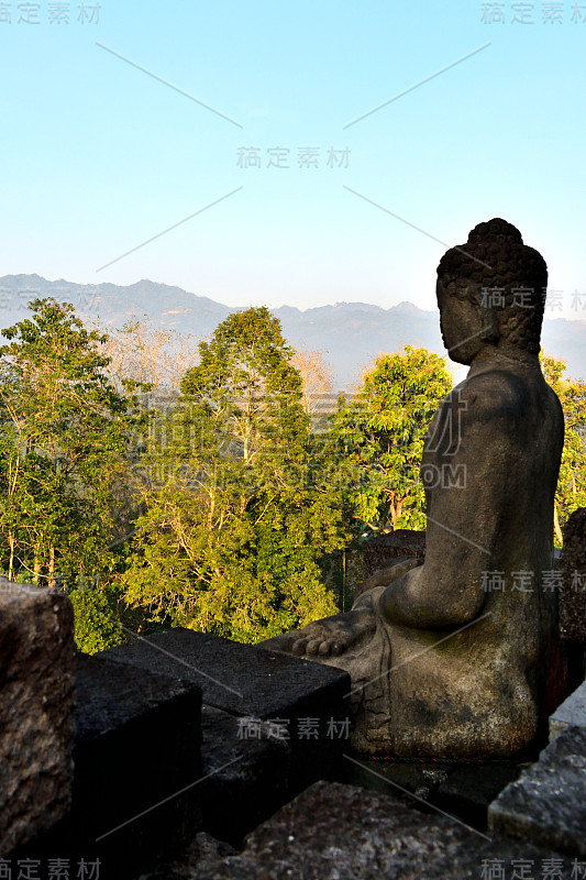 婆罗浮屠雕像的特写镜头，在爪哇的佛教寺庙