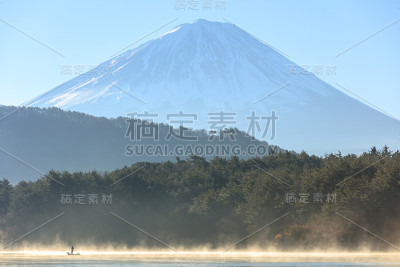 晨雾缭绕的富士山