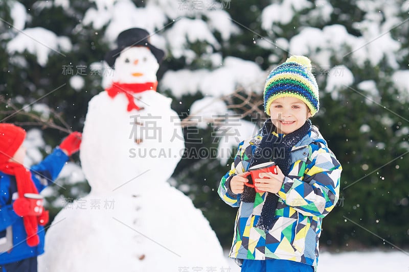 快乐美丽的小朋友们，兄弟们，在花园里堆雪人一个