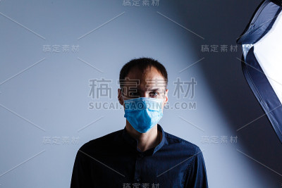 强壮的男子戴着预防流感病毒的口罩和灰尘空气污染的白色背景