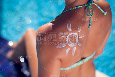 背部涂有防晒油的女人。人、夏、假、保健理念