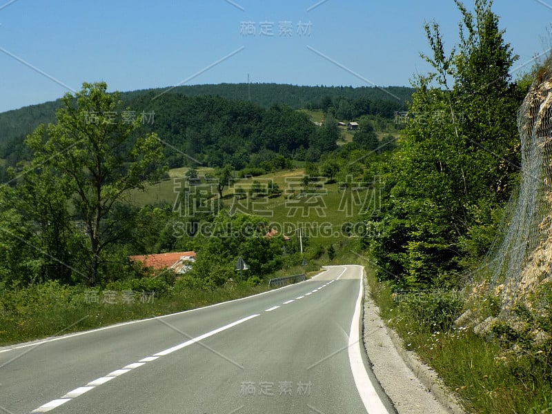 小村庄在乡村公路旁边