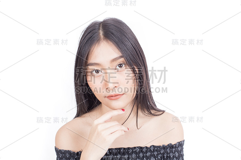 美丽的亚洲女人面部肖像美丽与男性化的概念。时尚美女模特孤立的白人，20多岁。