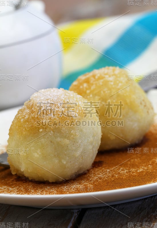 水果饺子撒上糖和肉桂，特写