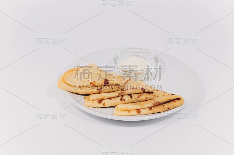 奶油煎饼叠成三角形。