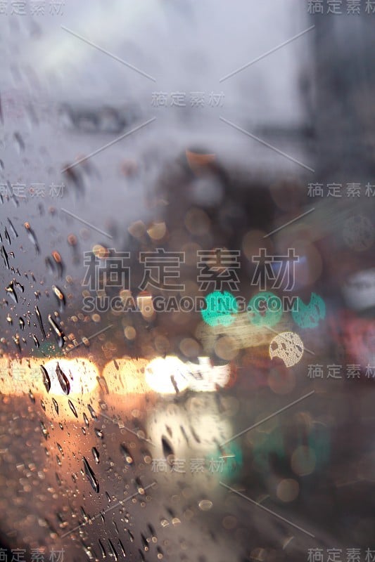 雨点落在车窗上