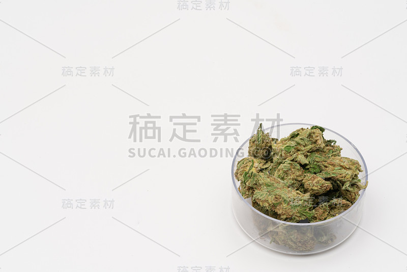 大麻，大麻药用的，大麻接头在一个玻璃容器里，毒品。