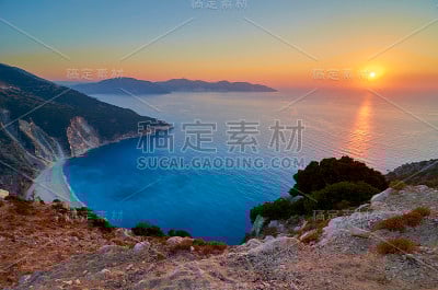 浪漫的日落在Myrtos海滩