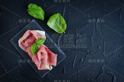 意大利熏火腿和罗勒