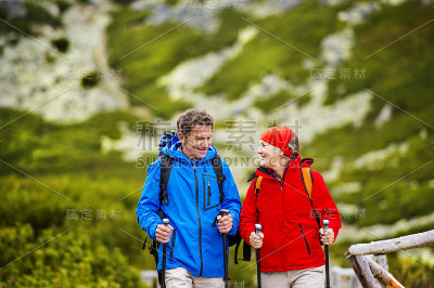 高级夫妇徒步旅行