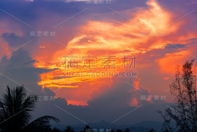 美丽的光从自然日落每天。
