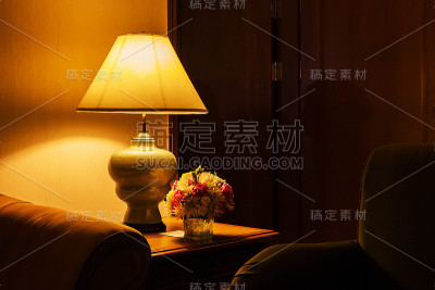 台灯和沙发
