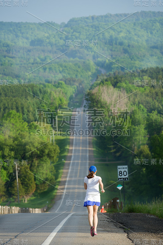 亚洲妇女活跃在森林。运行。