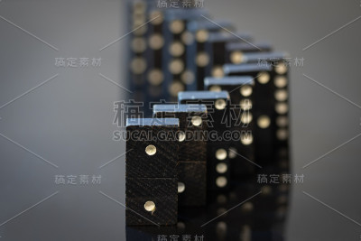 黑色背景上的老式多米诺骨牌，选择性聚焦