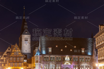 德国奎德林堡市政厅广场的夜晚