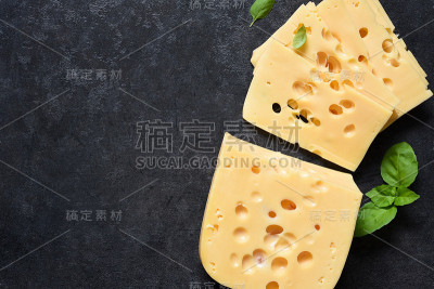 黑色混凝土背景上的拉达默奶酪。从以上观点。