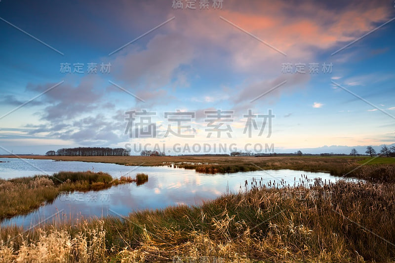 野湖日落