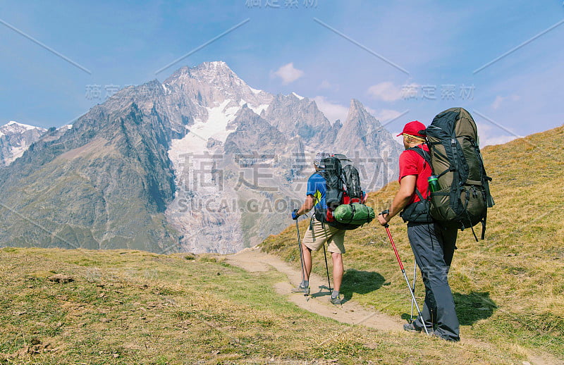 勃朗峰之旅是一个独特的徒步旅行，围绕勃朗峰大约200公里，可以在7到10天之间完成，途经意大利，瑞士