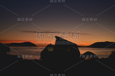 日出露营帐篷剪影临时露营车海滩