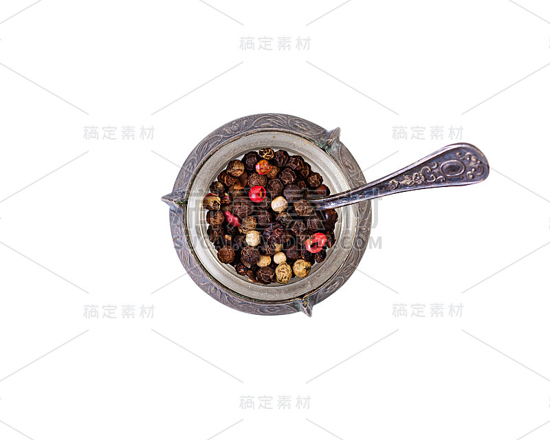 在白色背景下分离出不同的胡椒种子的胡椒摇瓶