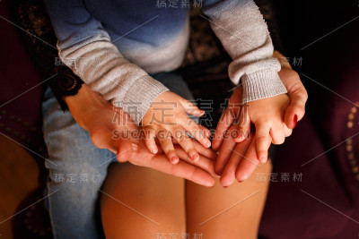 孩子的手在母亲的掌心