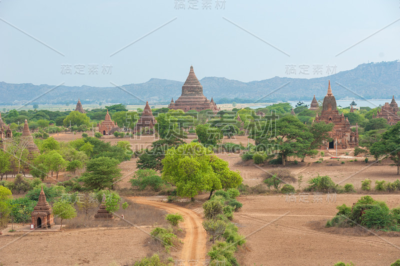 缅甸蒲甘平原上的宝塔景观