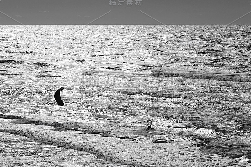 海上风筝冲浪者