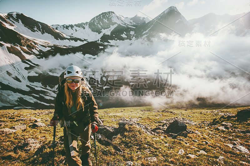 女人旅行者徒步山日落景观旅行生活方式冒险概念活跃的夏季假期户外爬山运动