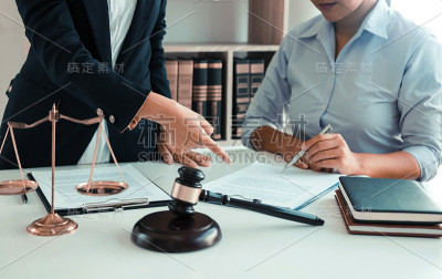 女法官目前为客户提供法律诉讼和法律咨询的建议。