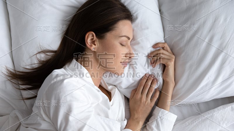 安静美丽的女人睡在柔软的枕头近