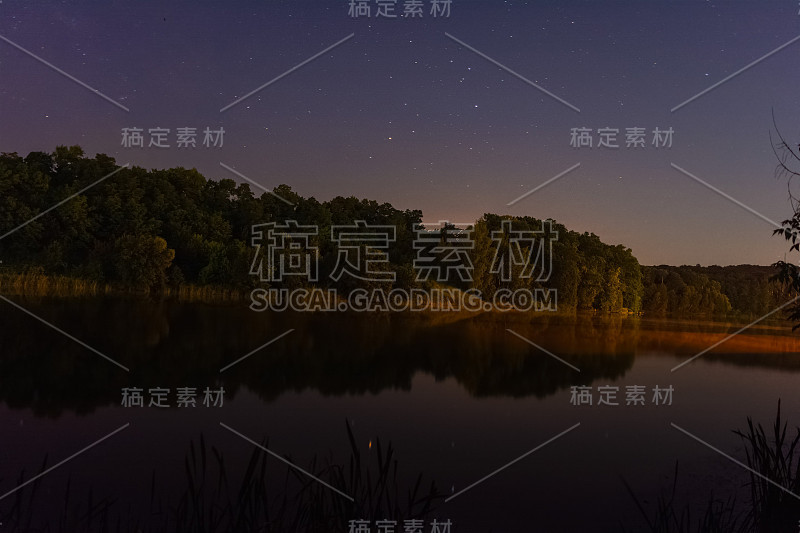 湖边宁静的夜景。星空。