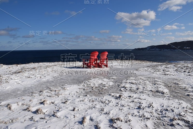 雪地里的红色阿迪朗达克椅子