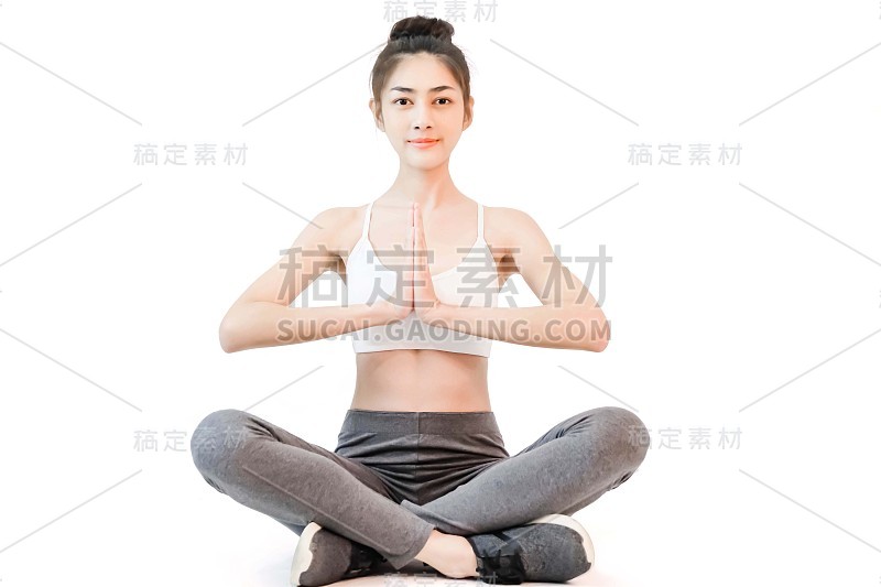 运动，年轻美丽的亚洲女人穿着白色背心，瑜伽在白色的背景