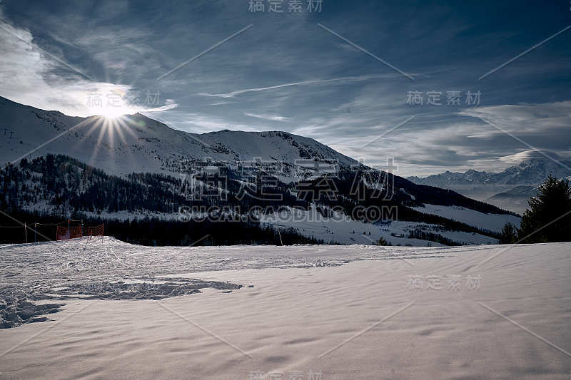 远山在云中