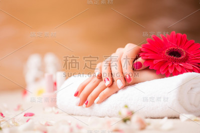 做水疗的女人指甲修得很整齐