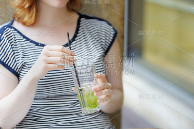 女人拿着莫吉托