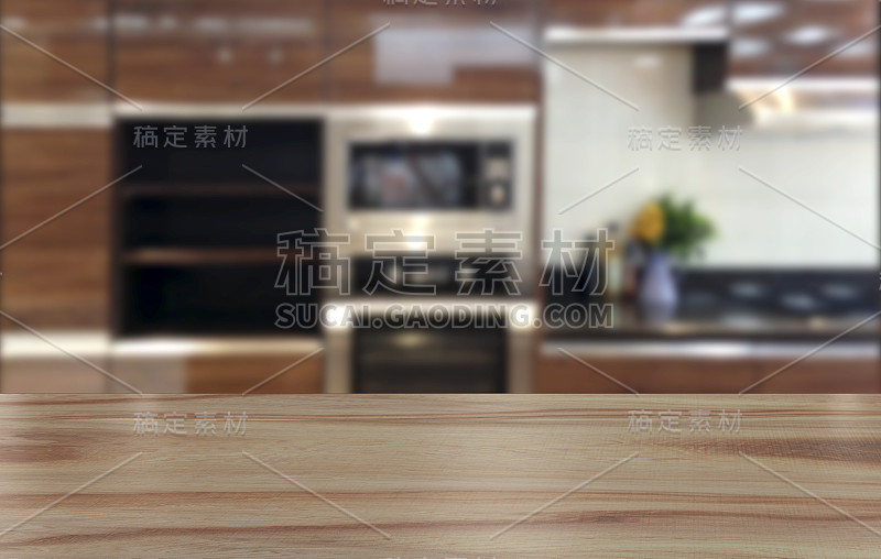 厨房背景的木桌