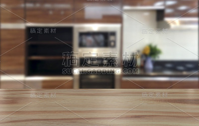 厨房背景的木桌