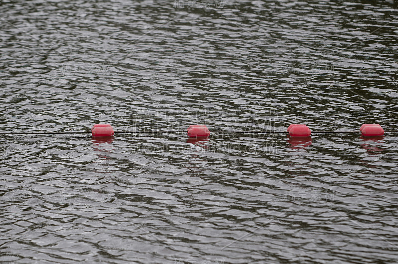 界标浮在海水表面