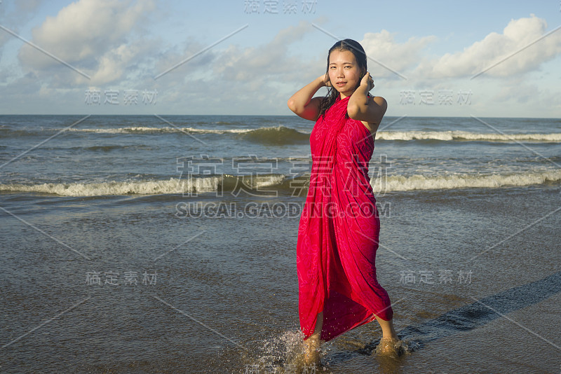 年轻甜蜜和快乐的亚洲韩国女人在美丽的海滩上散步在海边轻松和幸福的享受暑假旅游感觉自由的亚洲旅游目的地