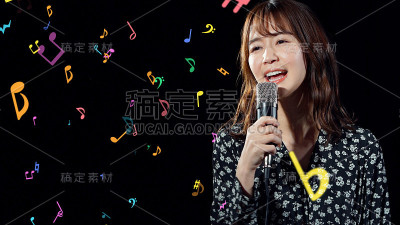 录制歌曲概念。年轻的亚洲女歌手。