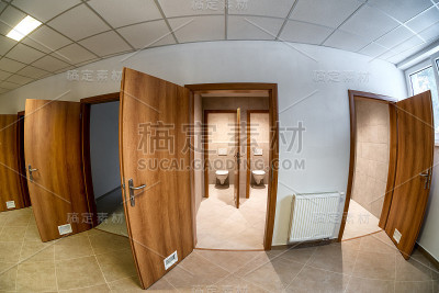 开门，清空厕所