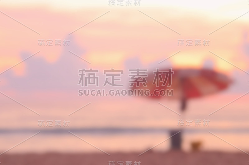 模糊伞在海滩抽象背景。