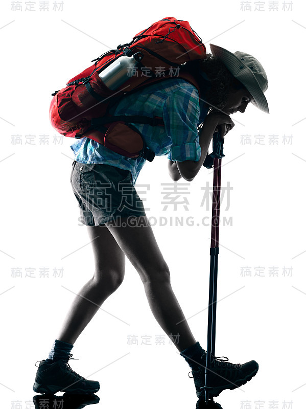 女徒步旅行者徒步疲惫的剪影
