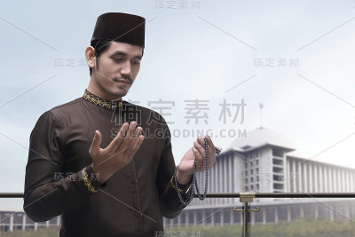亚洲穆斯林男子举手祈祷的肖像