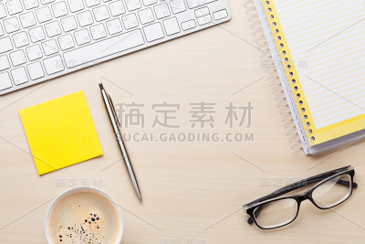 的办公桌上