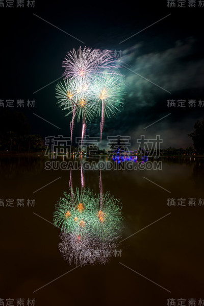 烟花照亮了湖面的天空