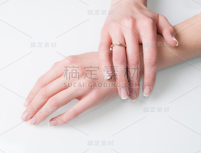 女人的手与订婚戒指白色